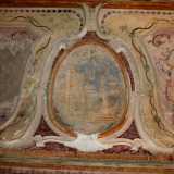 ..e un arco, entrambi abbelliti da decorazioni vegetali